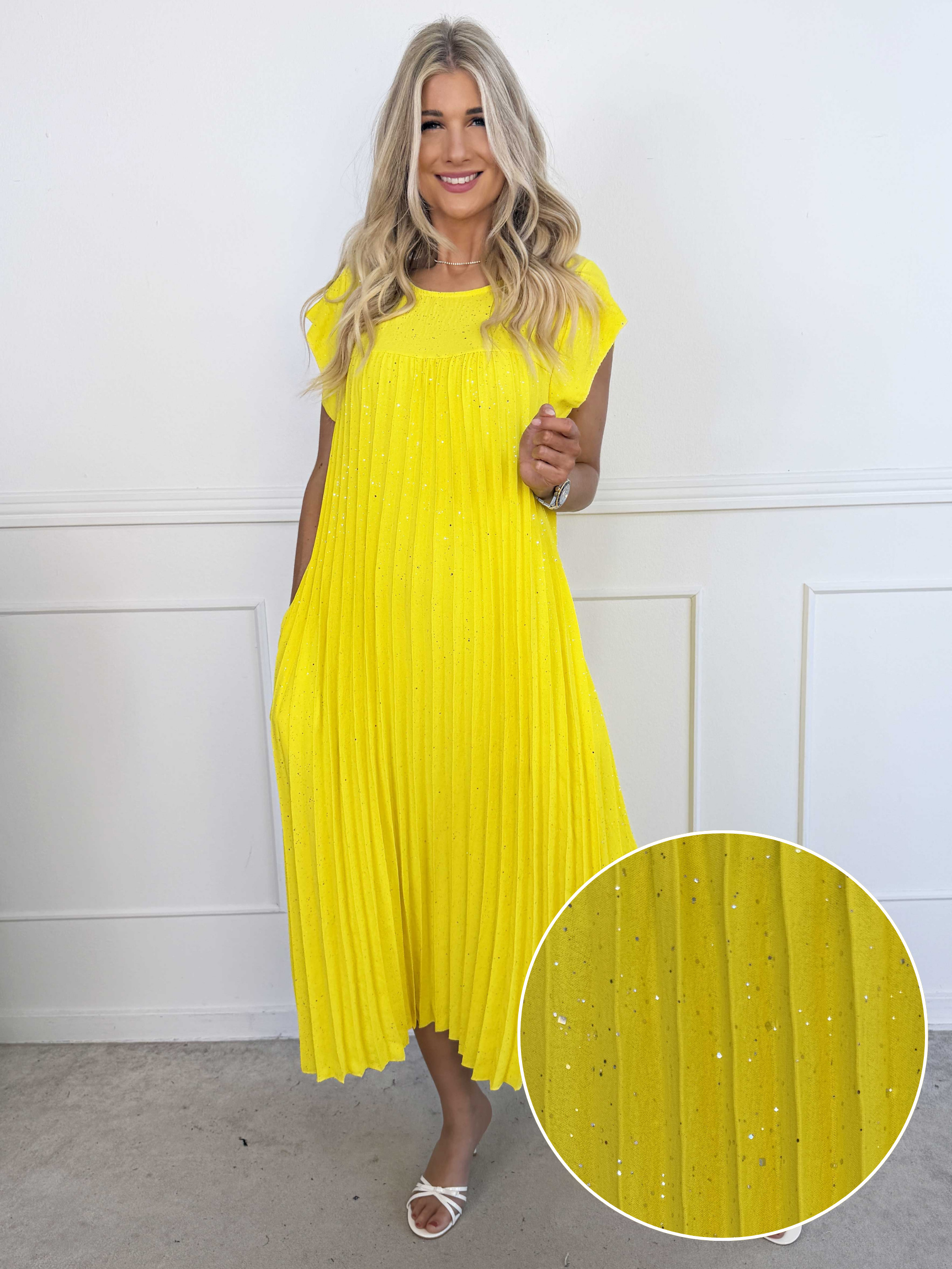 Nancy Glitter - Lang plus size kjole med plisseringer og lommer